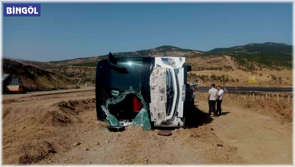 Bingöl'de yolcu otobüsü devrildi: 14 yaralı