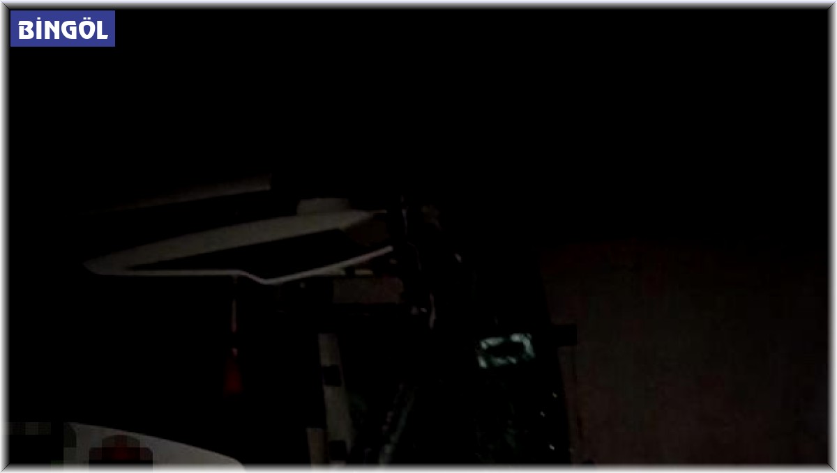 Bingöl'de yolcu otobüsü ile tır çarpıştı: 8 yaralı