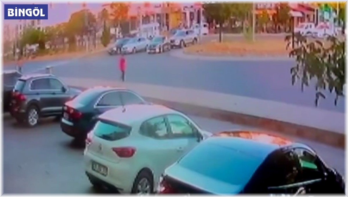 Bingöl'de yolun karşısına geçmeye çalışan çocuğa otomobil çarptı... Feci kaza kamerada