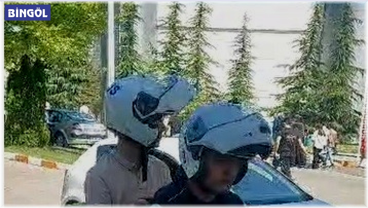 Bingöl'de Yunus Timi, sınava girecek 2 öğrencinin yardımına yetişti