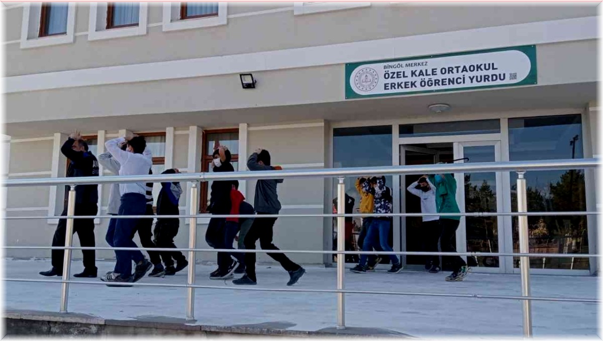 Bingöl'de yurt öğrencileriyle tatbikat yapıldı