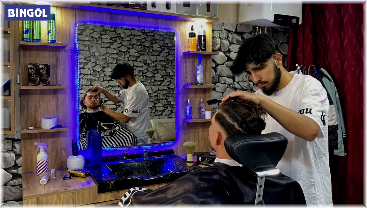 Bingöl'deki berber, yaşlı ve engellileri ücretsiz tıraş ediyor