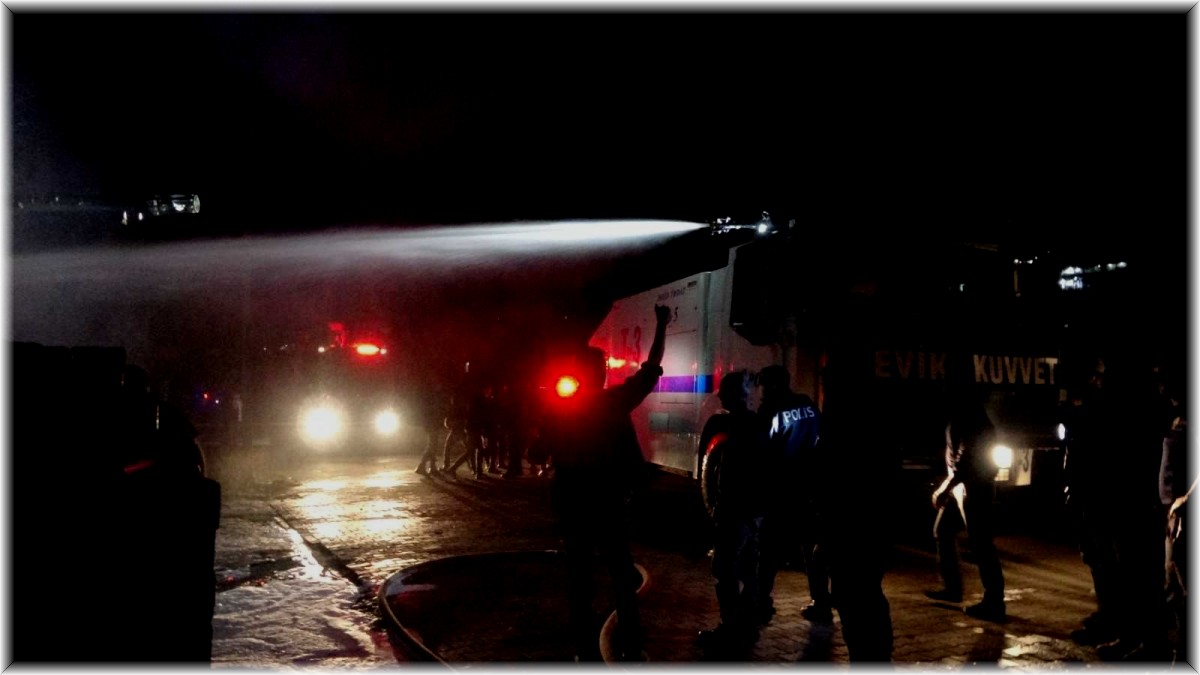 Bingöl'deki depo yangınına TOMA müdahale etti