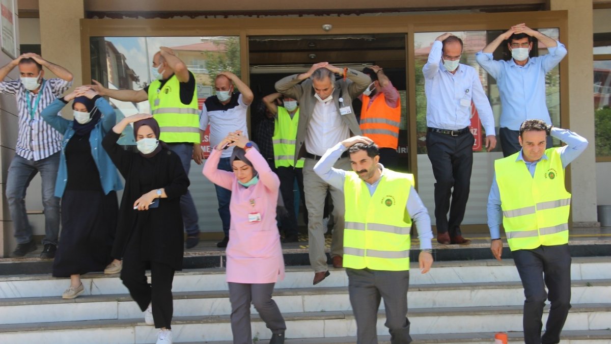 Bingöl'deki deprem ve yangın tatbikatı gerçeği aratmadı