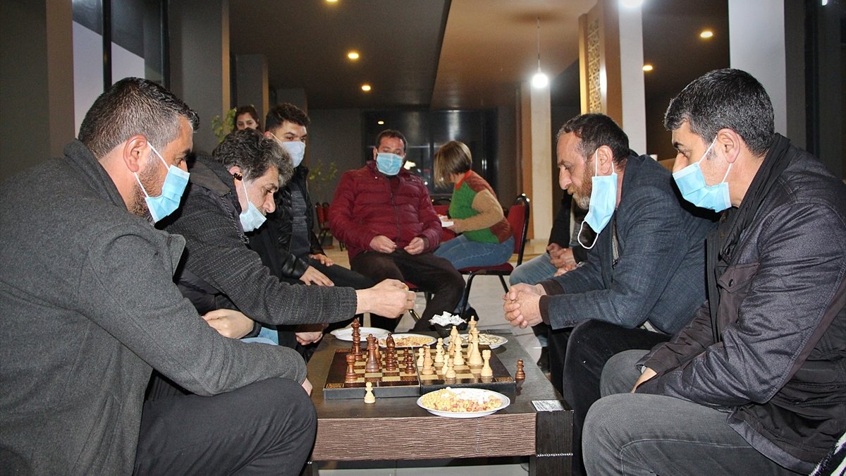 Bingöl'deki hayvanseverler satranç turnuvasıyla sokak hayvanlarına destek oldu