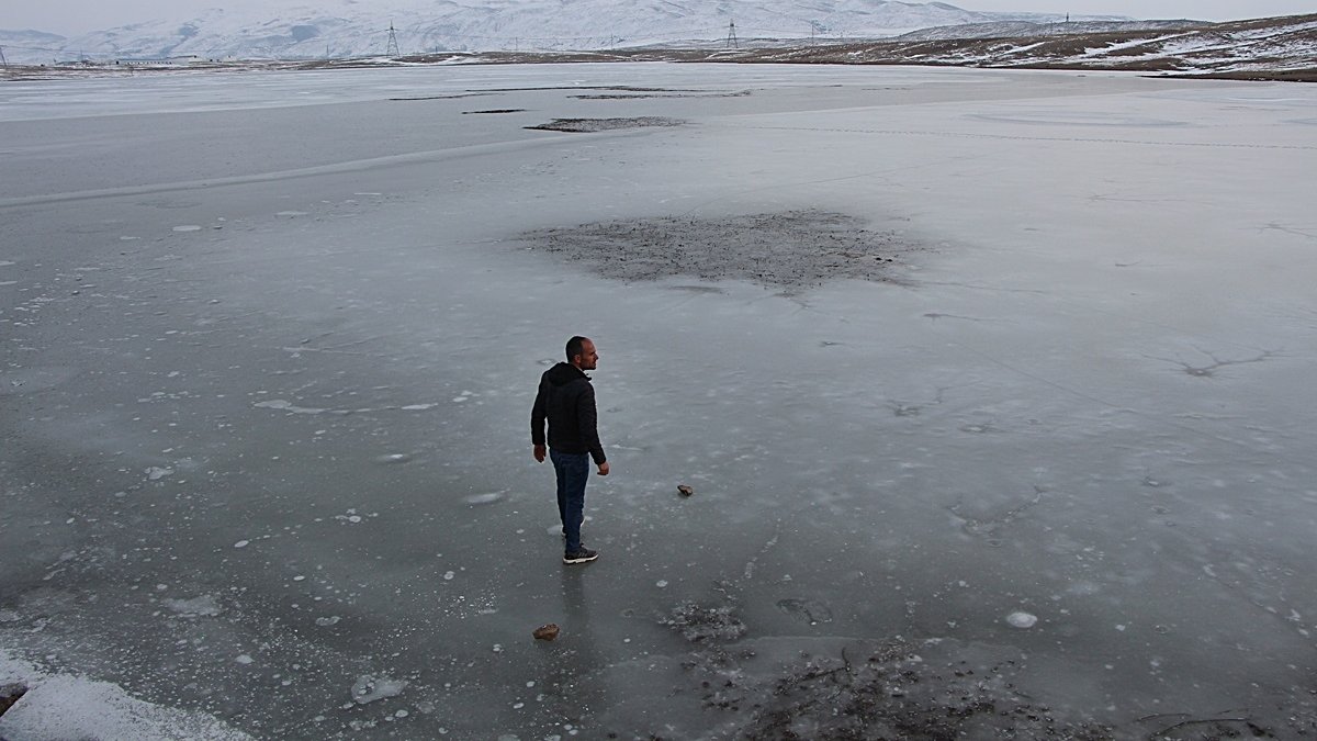 Bingöl'deki Kale Göleti'nin yüzeyi soğuk havanın etkisiyle buz tuttu