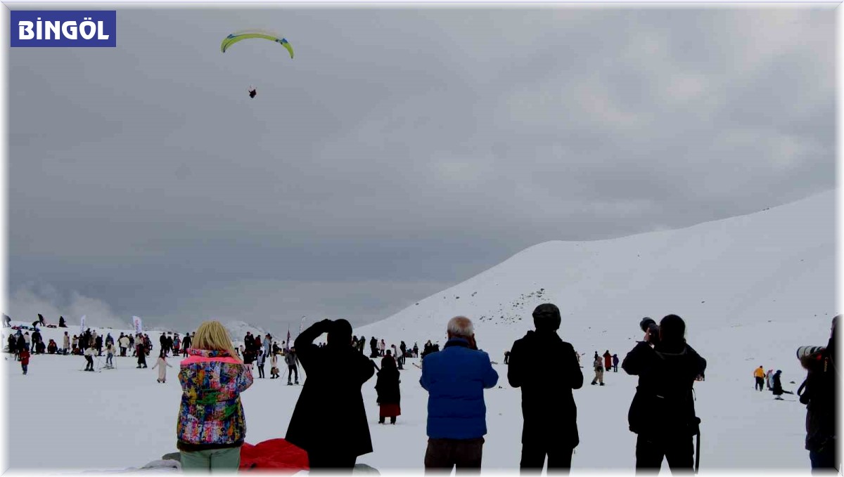 Bingöl'deki kayak merkezinde, paraşütçüler fotoğrafçılar için uçuş yaptı