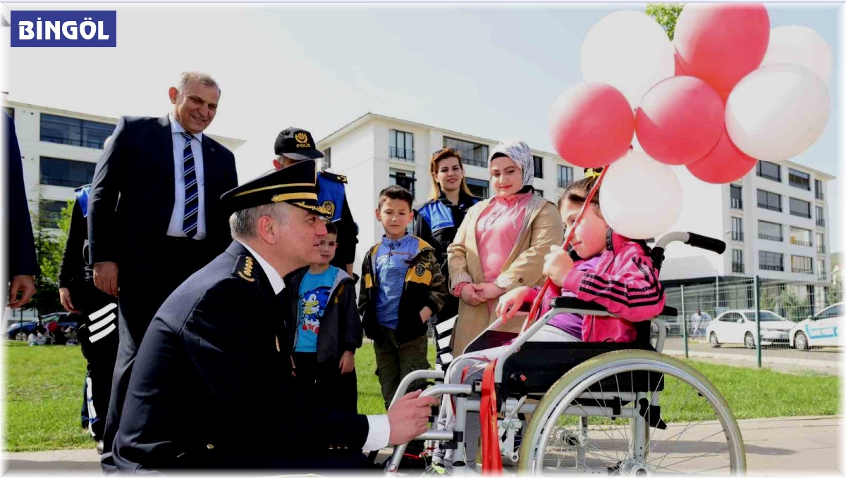Bingöl Emniyet Müdürlüğü'nden özel çocuklara akülü sandalye hediye edildi