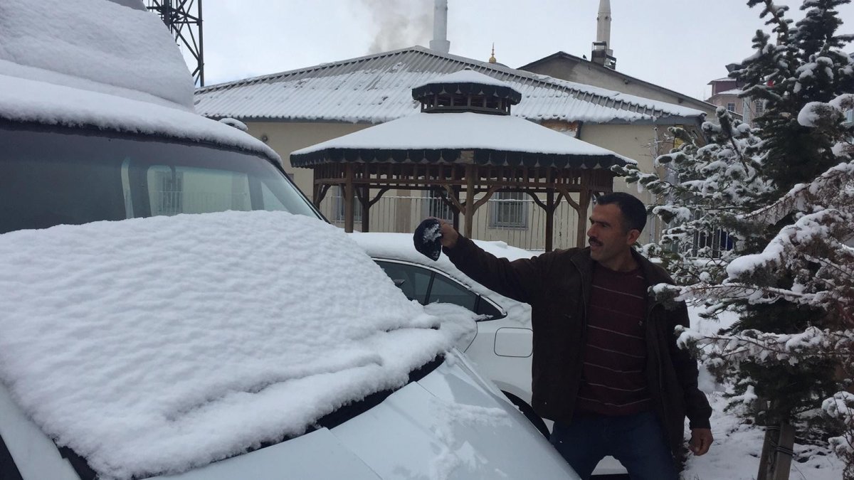 Bingöl Karlıova'da Nisan ayında kar yağışı