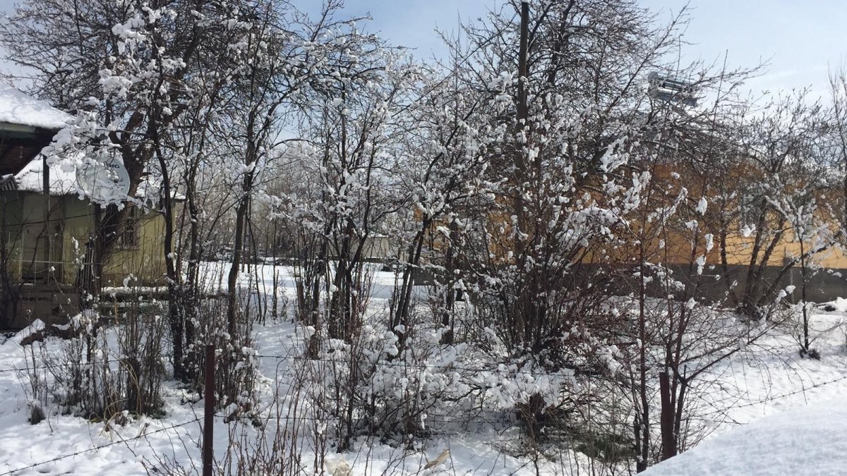 Bingöl Karlıova'da vatandaşlar Ramazan'ın ilk gününe karla uyandı