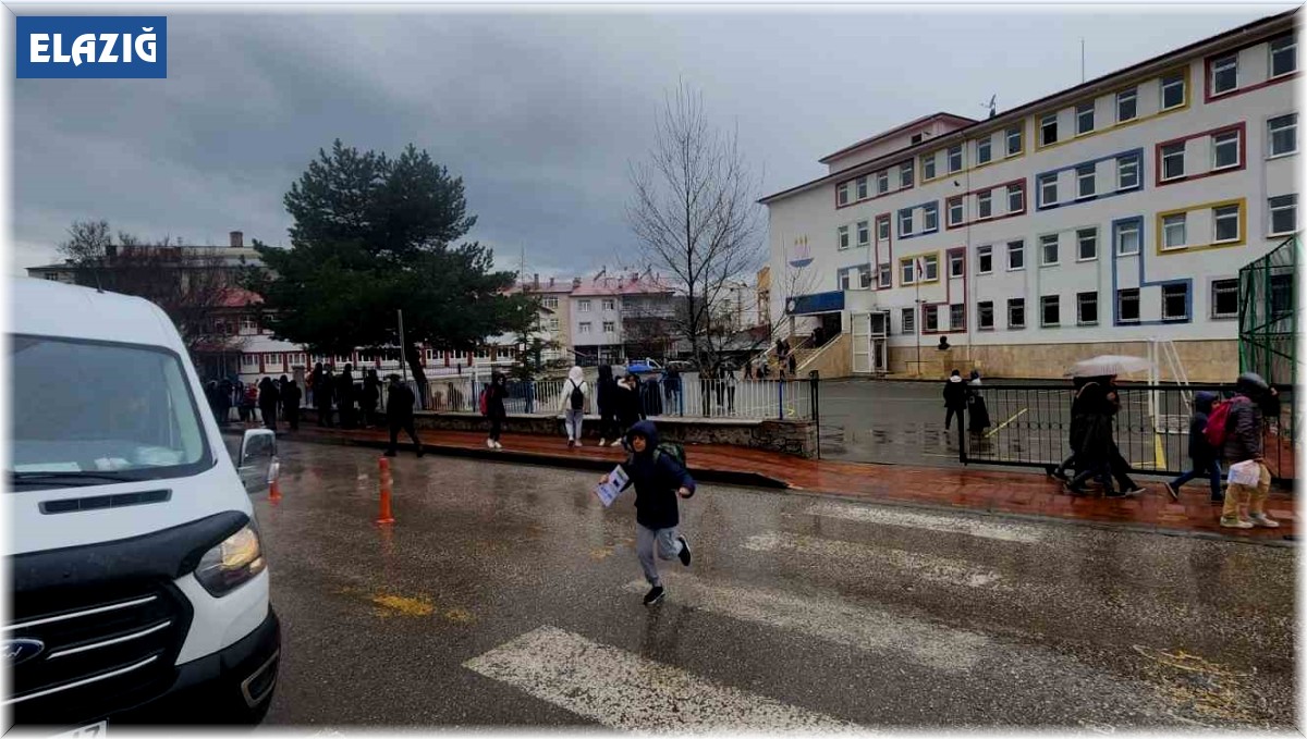 Bingöl merkezli deprem Elazığ'da da hissedildi, öğrenciler tahliye edildi