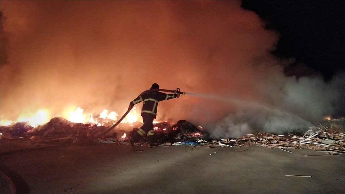 Bingöl OSB'de mobilya atıklarının bulunduğu alanda çıkan yangın söndürüldü