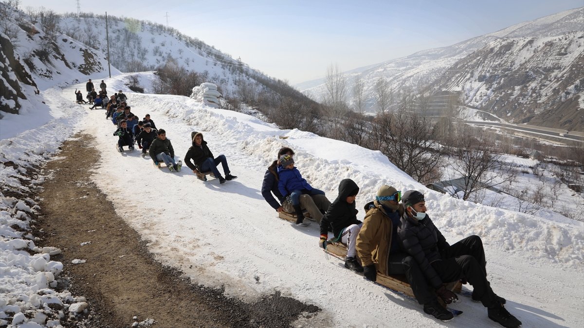 Bingöl'ün karlı yolları çocuklar için kayak pistine dönüştü