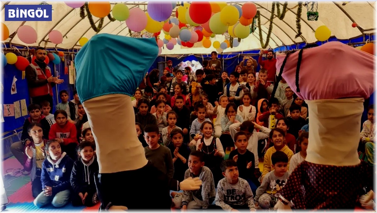 Bingöl'ün tiyatro ekibi, Adıyaman'daki çadır kentte çocukları eğlendirdi
