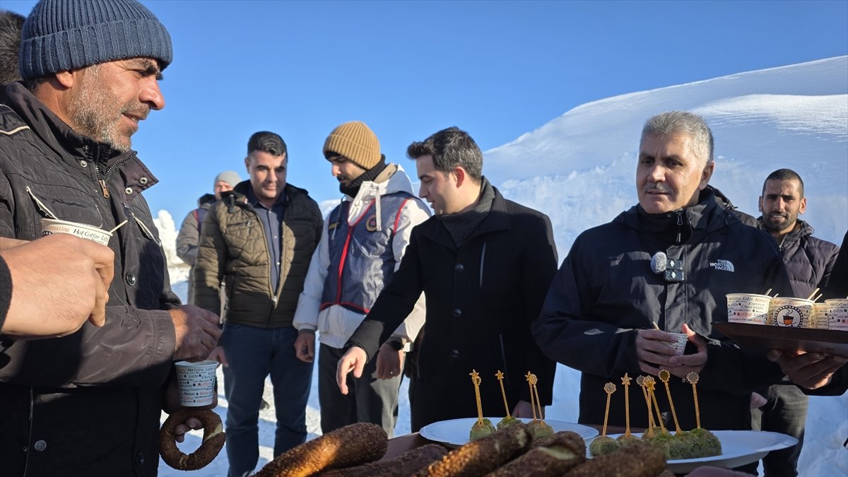 Bingöl Valisi Çelik, 1600 rakımda yürütülen karla mücadele çalışmalarını inceledi