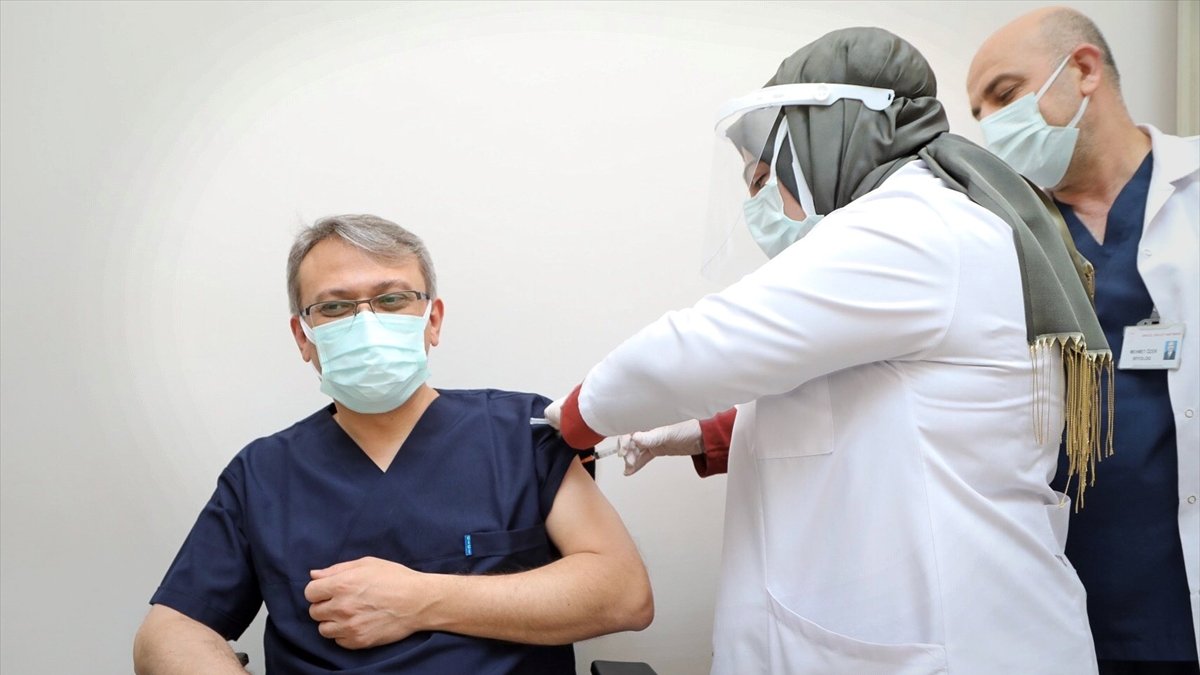 Bingöl Valisi Ekinci, Kovid-19 aşısının ilk dozunu yaptırdı