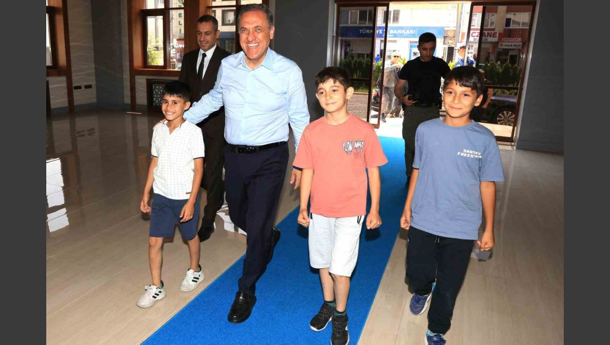 Bingöl Valisi Usta, çocukları makam arabasına aldı, makamında ağırladı