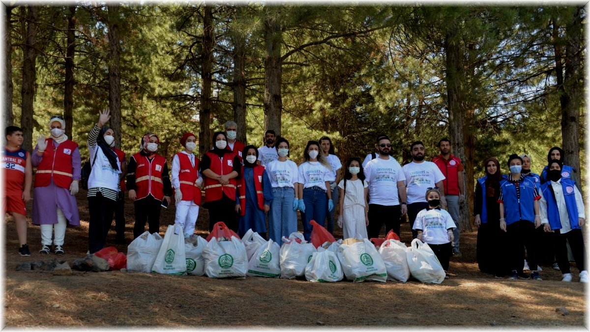 Bingöl’de gönüllüler çevre temizliği yaptı