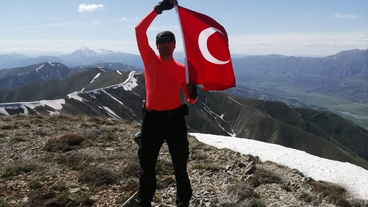 Bingöllü dağcılar Şeytan Dağı zirvesinde Türk bayrağı açtı