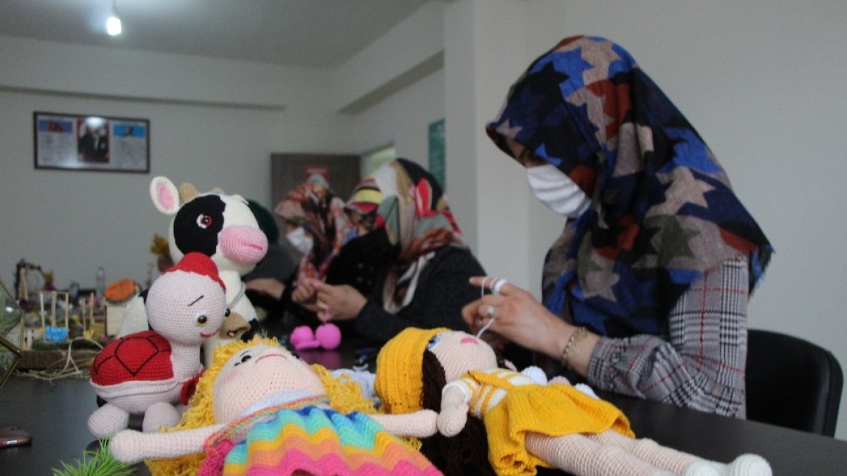 Bingöllü kadınlar hem sanat öğreniyor hem de ev ekonomisine katkı sunuyor