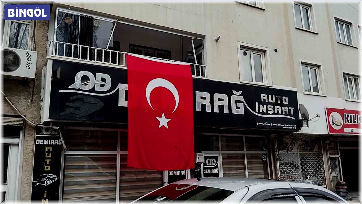 Bingöllü şehidin dede evine Türk bayrağı asıldı