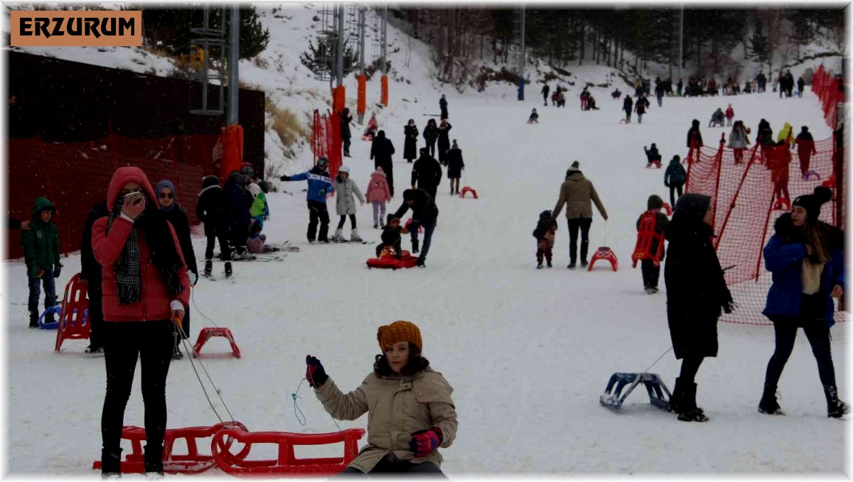 Binler Palandöken'e akın etti, pistler doldu taştı