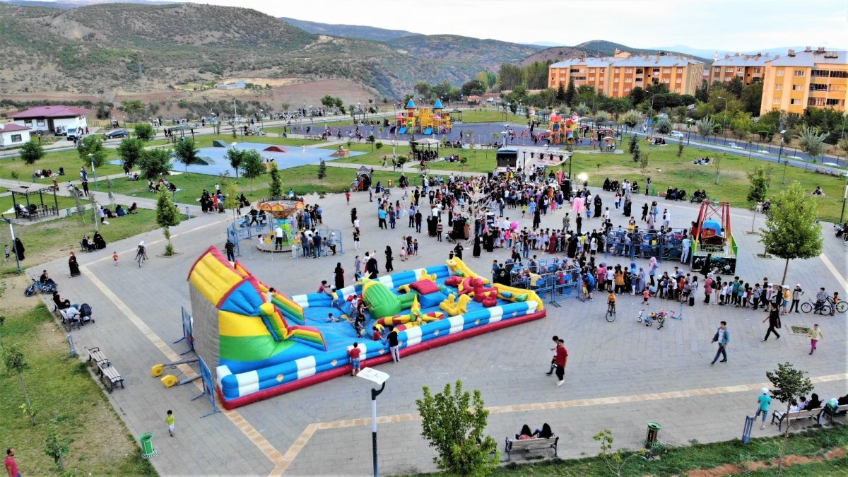 Binlerce çocuk belediye şenliğinde doyasıya eğlendi