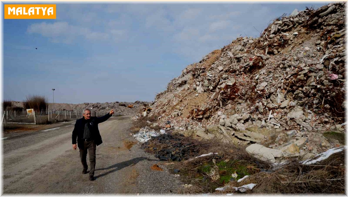 Binlerce hayali altında bırakan moloz yığınları dağ oldu