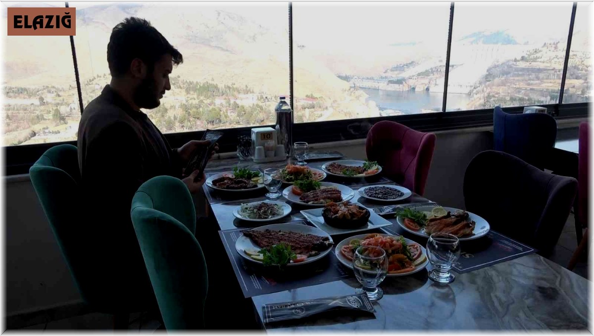 Binlerce insan bu ilçeye balık yemeye geliyor