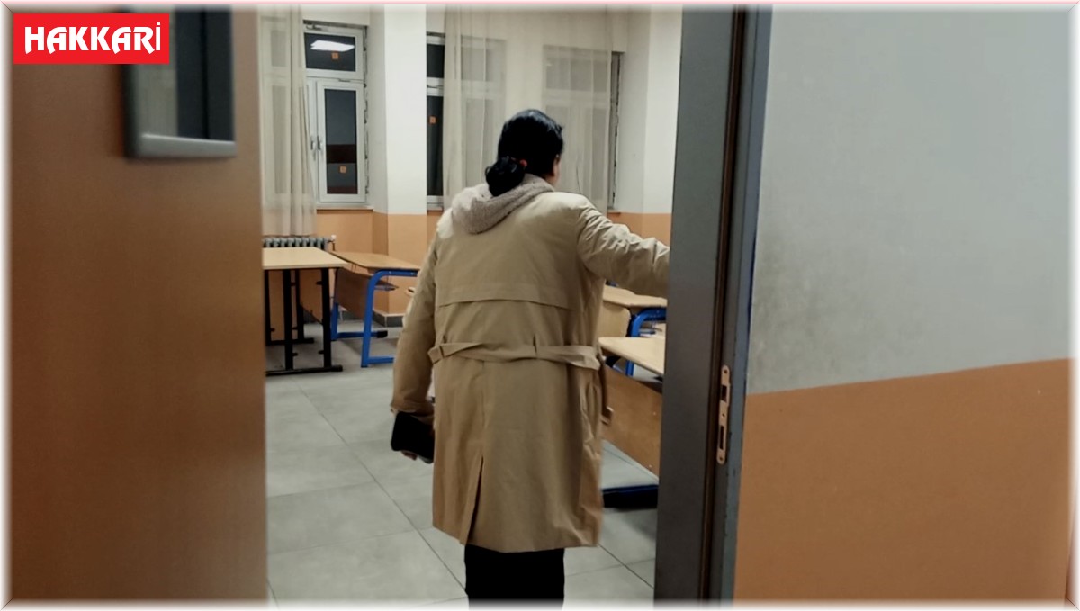 Bir annenin yürek yakan anları: Hüngür hüngür ağlayarak kayıp oğlunun okuluna gitti