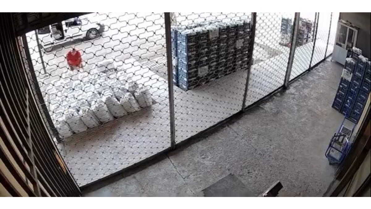 Bir çuval sebzeyi arabasına atıp gitti: O anlar kamerada