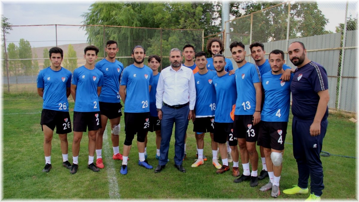 Bir dönem tribünlerden desteklediği takımını şimdi başkan olarak yaşatmaya çalışıyor