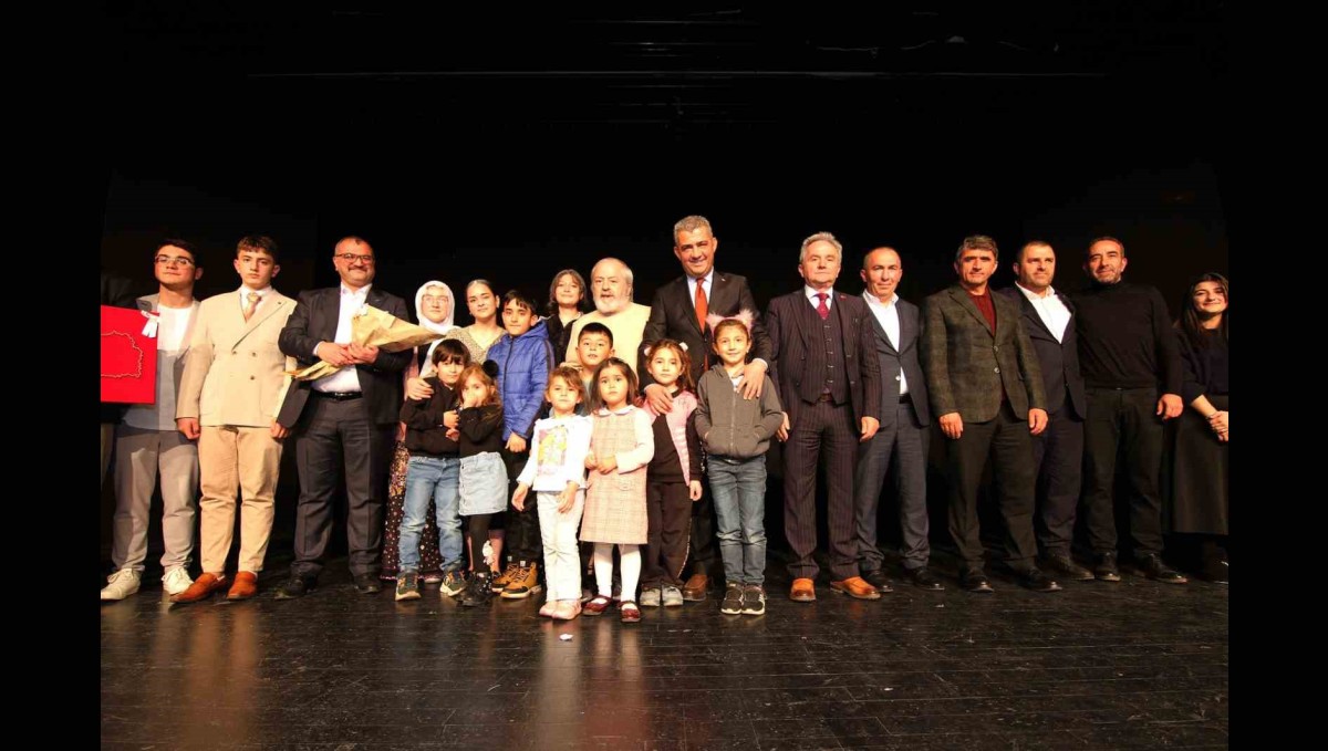 "Bir Gün Değil Bir Gül'dür Öğretmen" ayakta alkışlandı