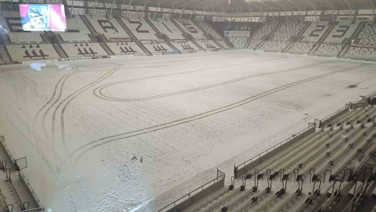 Bir gün önce temizlenmişti: Elazığ Atatürk Stadı yine beyaza büründü