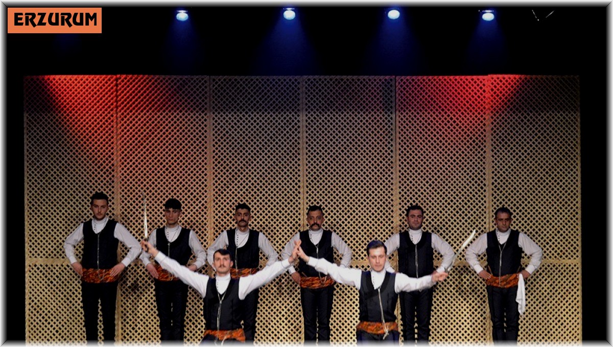 "Bir İstiklal Şehri Erzurum" tiyatro gösterisi yoğun ilgi gördü