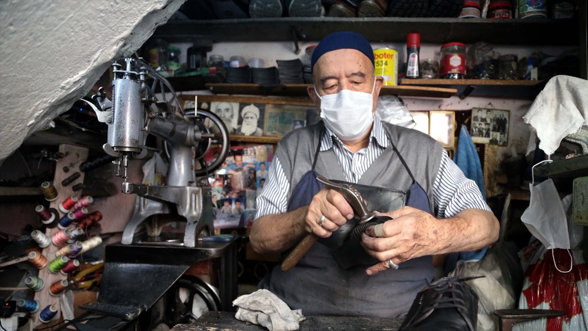 Bir metrekarelik dükkanda ayakkabı tamiriyle geçen ömür