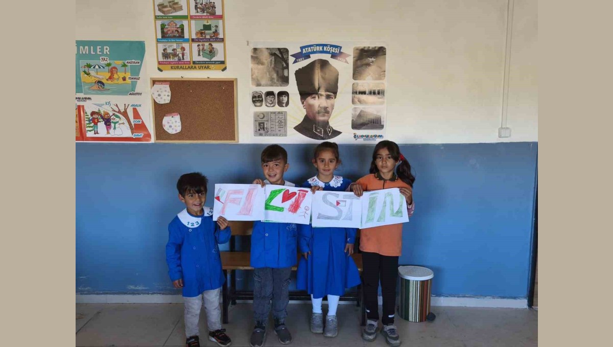 Bir tahta sıra, bir dünya vicdanı: Minik ellerden Filistin'e destek