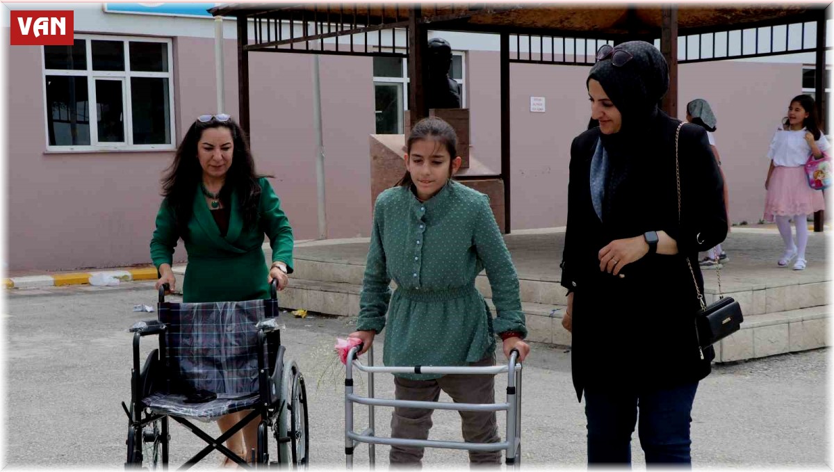 Bir yıl boyunca topladığı atık plastiklerle, mezun ettiği öğrencisine tekerlekli sandalye aldı