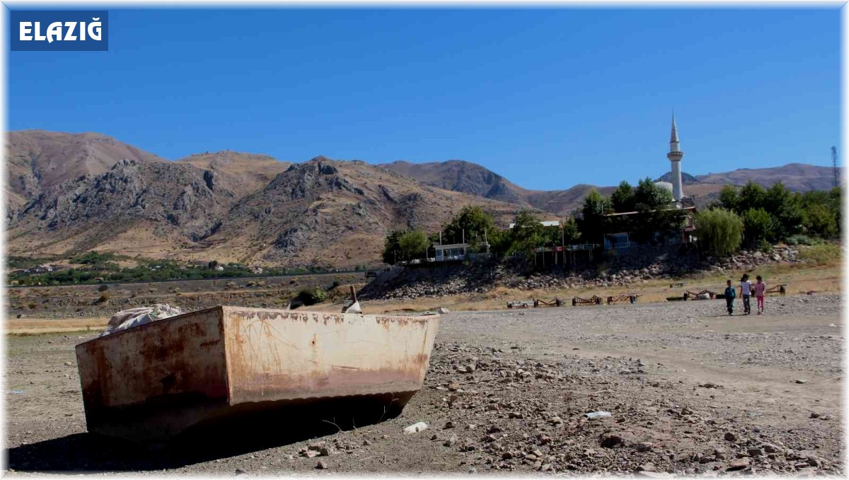 Bir zamanlar tekne turu yapılıyordu, suların çekilmesi ile o köy kuraklığın ortasında kaldı