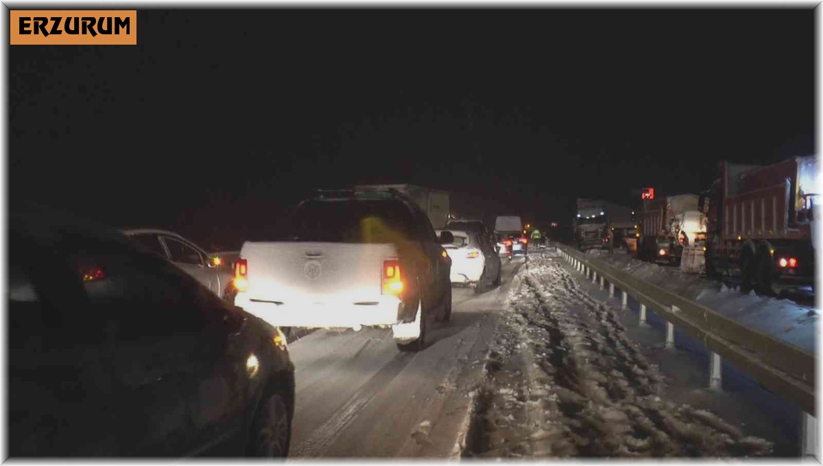 Biranda yağdı, onlarca araç yolda kaldı
