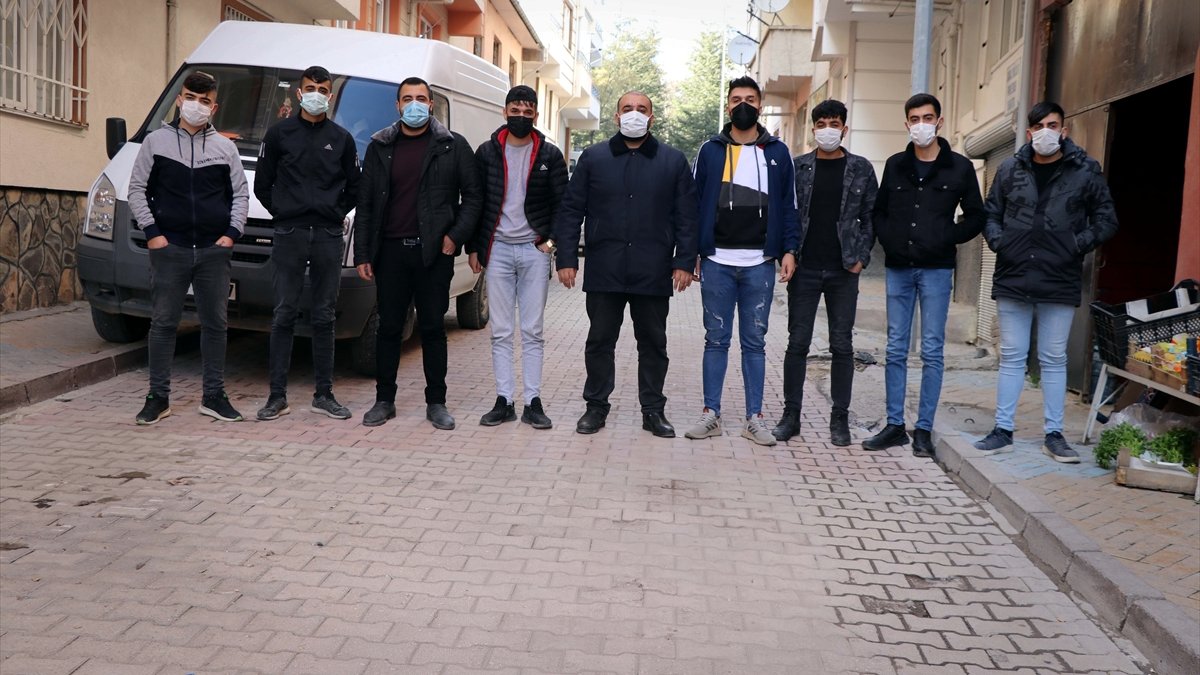 Biriken borçları hayırseverlerin desteğiyle kapatan gençler, borçluları sevindiriyor