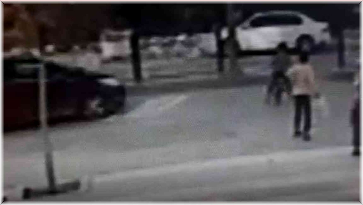 Bisiklet süren çocuğa araba çarptı, hemşire çıkan sürücü müdahale etti