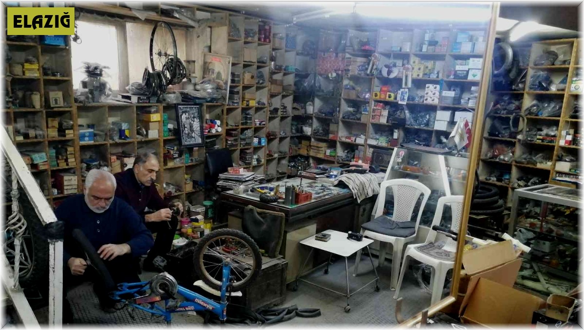 Bisiklet tamircisi iki kardeş 40 yıldır eskimiş bisikletleri hayata döndürüyor