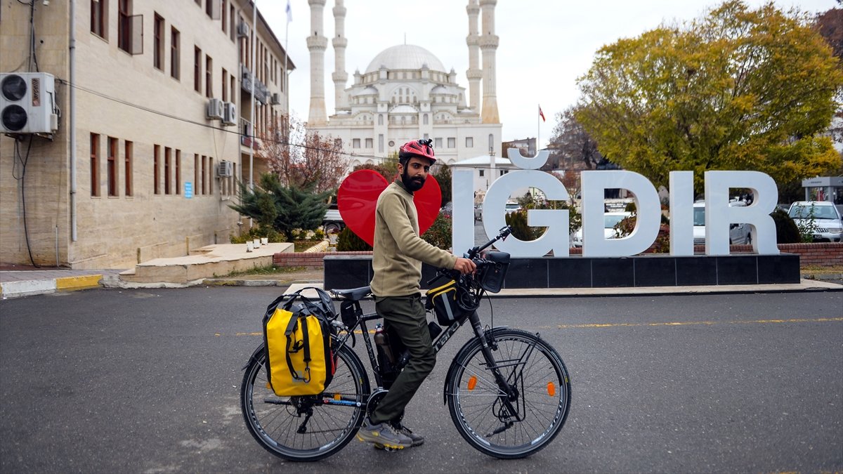 Bisikletle gezdiği şehirlerin sosyal medyadan tanıtımını yapıyor