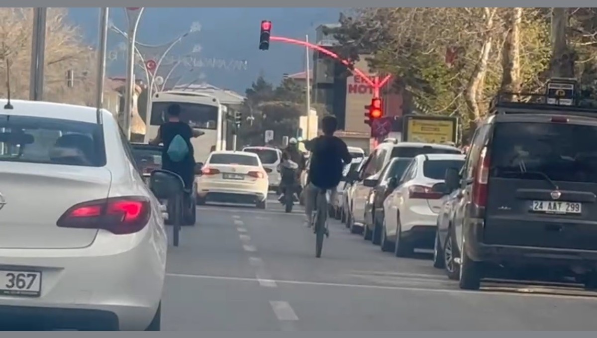 Bisikletle tek teker üzerine giden gençler trafiği tehlikeye düşürüyor