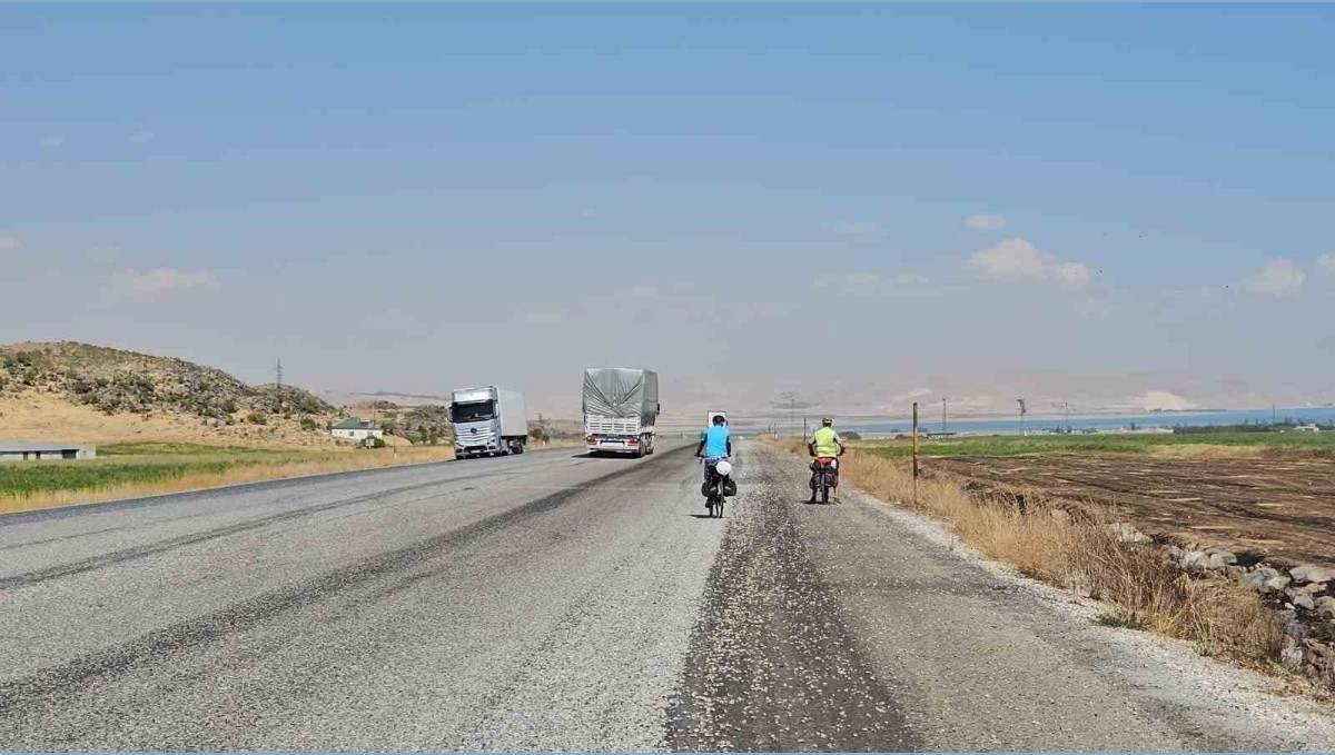 Bisikletseverlerden Van Gölü'ne büyük ilgi