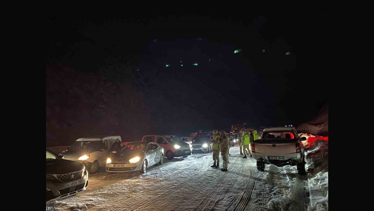 Bitlis-Baykan yolu ulaşıma kapandı, 3 saat sonra kontrollü açıldı