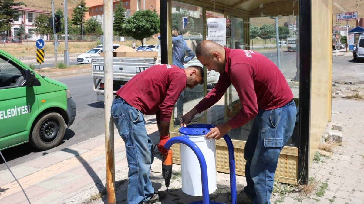 Bitlis Belediyesinden kaldırımlara çöp kovası yerleştirme çalışması