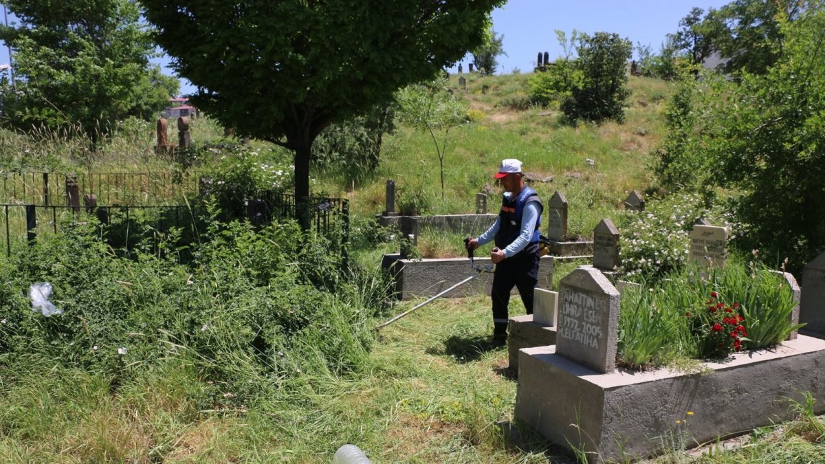 Bitlis Belediyesinden mezarlık temizliği