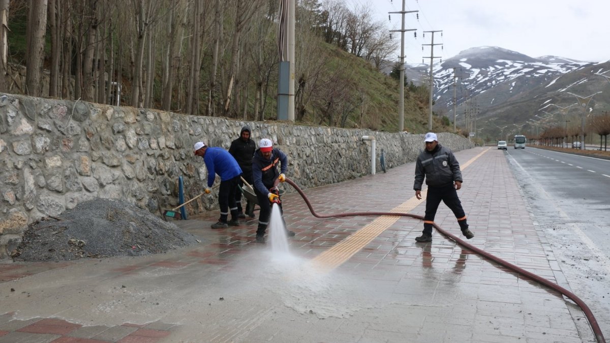 Bitlis Belediyesinden yol ve kaldırım yıkama çalışması